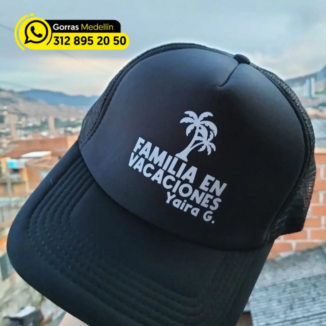 Gorras estampadas para paseos familiares en Medellín